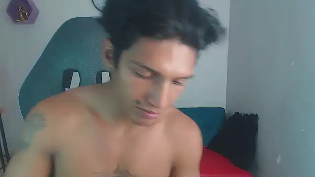 Snapshot of bull_cam chatting on 12-04-25, 01:04 bull cam online show from 12-04-25, 01:04