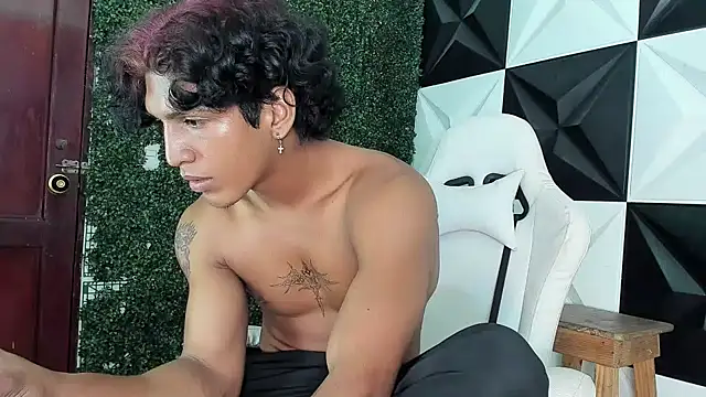 Snapshot of bull_cam chatting on 12-14-25, 02:11 bull cam online show from 12-14-25, 02:11