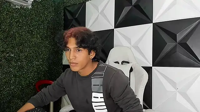 Snapshot of bull_cam chatting on 12-15-25, 03:22 bull cam online show from 12-15-25, 03:22