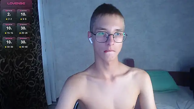 Snapshot of glasses_cat chatting on 09-26-25, 12:31 glasses cat online show from 09-26-25, 12:31