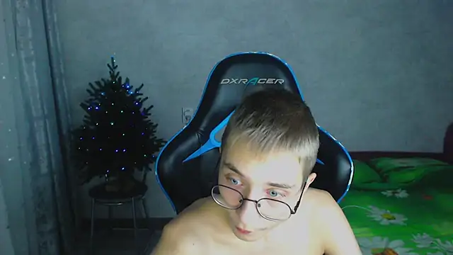 Snapshot of glasses_cat chatting on 12-04-25, 06:38 glasses cat online show from 12-04-25, 06:38