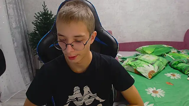 Snapshot of glasses_cat chatting on 12-05-25, 07:21 glasses cat online show from 12-05-25, 07:21