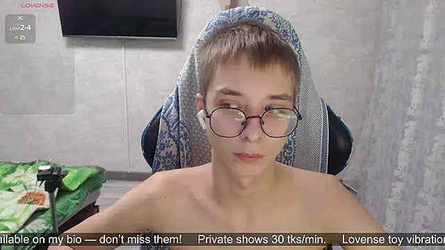 Snapshot of glasses_cat chatting on 03-11-26, 06:36 glasses cat online show from 03-11-26, 06:36