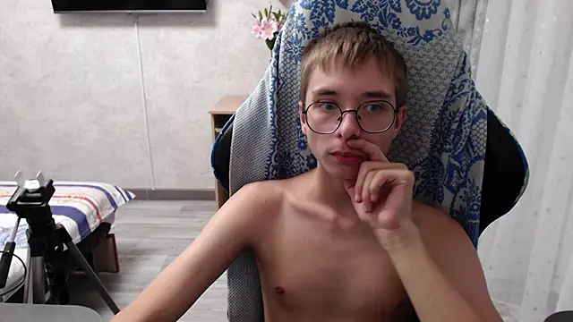 Snapshot of glasses_cat chatting on 03-19-26, 02:04 glasses cat online show from 03-19-26, 02:04