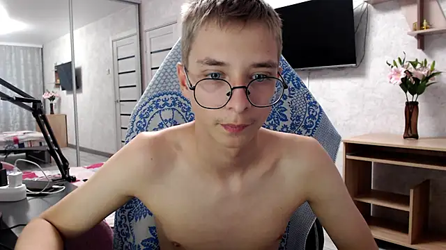 Snapshot of glasses_cat chatting on 05-10-26, 05:18 glasses cat online show from 05-10-26, 05:18
