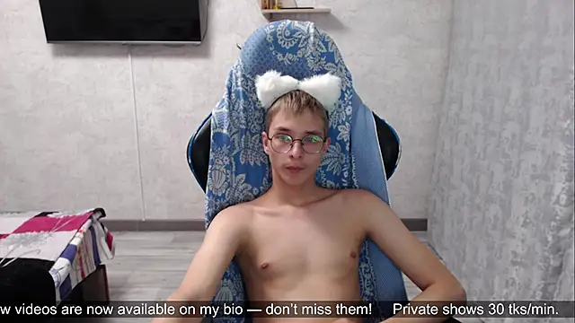 Snapshot of glasses_cat chatting on 05-16-26, 11:25 glasses cat online show from 05-16-26, 11:25