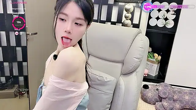 Snapshot of Yueyue-MM chatting on 06-19-26, 02:05 Yueyue-MM online show from 06-19-26, 02:05