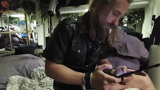 JuliCarl online show from 10-25-25, 03:47