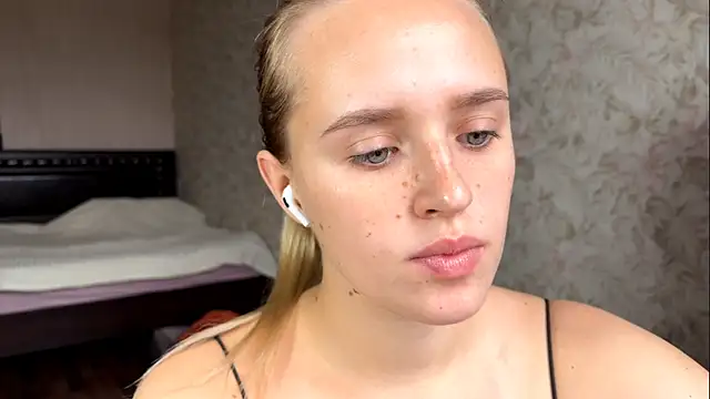 Snapshot of ElisabetLorney chatting on 10-15-25, 08:47 ElisabetLorney online show from 10-15-25, 08:47