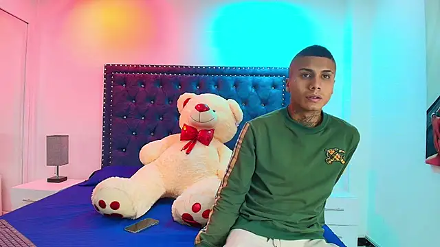 Snapshot of Damian_and_roxanne chatting on 10-13-25, 12:38 Damian and roxanne online show from 10-13-25, 12:38