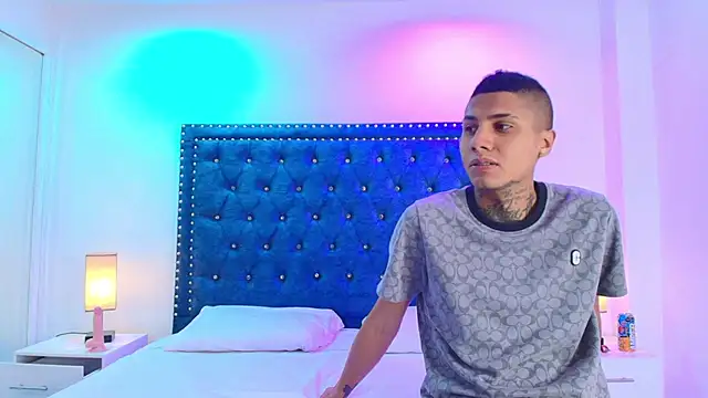 Snapshot of Damian_and_roxanne chatting on 11-19-25, 12:38 Damian and roxanne online show from 11-19-25, 12:38