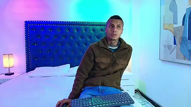 Snapshot of Damian_and_roxanne chatting on 12-02-25, 12:32 Damian and roxanne online show from 12-02-25, 12:32