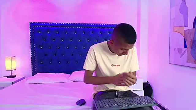 Snapshot of Damian_and_roxanne chatting on 12-03-25, 12:36 Damian and roxanne online show from 12-03-25, 12:36