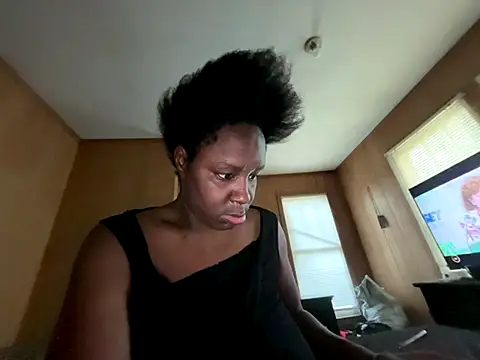 Snapshot of saltlightEmber chatting on 10-12-25, 12:37 saltlightEmber online show from 10-12-25, 12:37