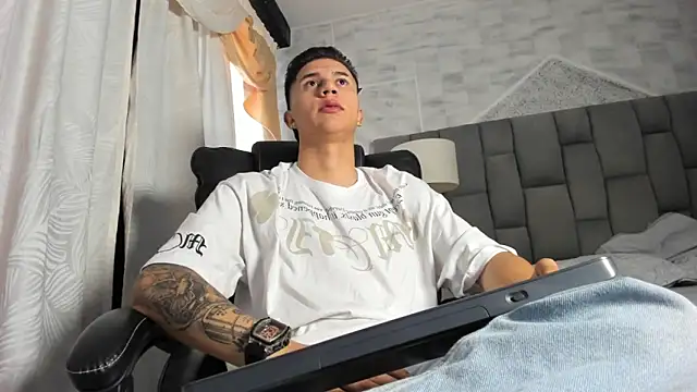 liaamsmiith  online show from 10-11-25, 12:26