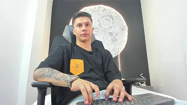 liaamsmiith  online show from 10-20-25, 12:27