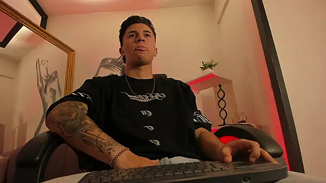 Snapshot of liaamsmiith_ chatting on 02-12-26, 12:44 liaamsmiith online show from 02-12-26, 12:44