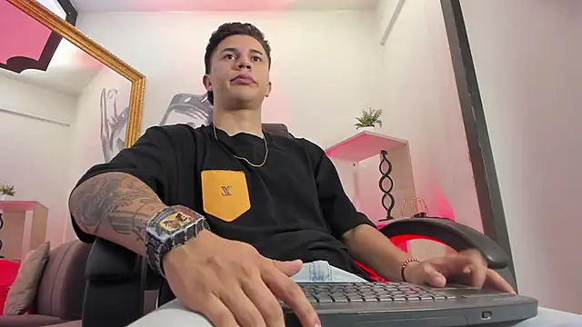 Snapshot of liaamsmiith_ chatting on 02-13-26, 01:18 liaamsmiith online show from 02-13-26, 01:18