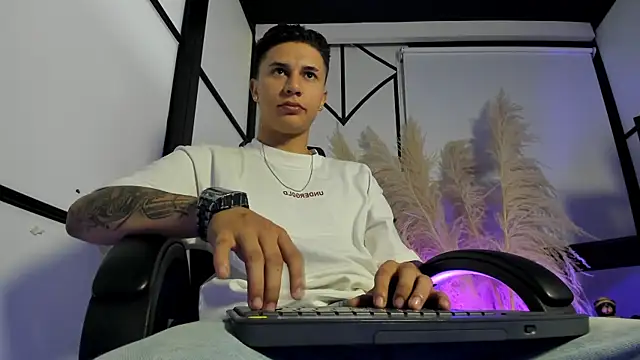 Snapshot of liaamsmiith_ chatting on 02-24-26, 12:36 liaamsmiith online show from 02-24-26, 12:36