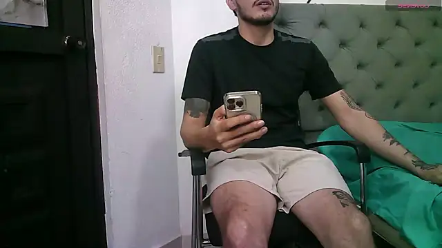 Snapshot of g0lden_boss chatting on 10-21-25, 05:30 g0lden boss online show from 10-21-25, 05:30