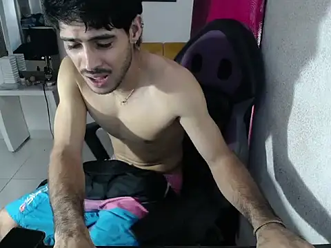 Snapshot of g0lden_boss chatting on 11-06-25, 01:34 g0lden boss online show from 11-06-25, 01:34