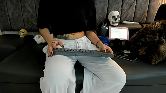 Snapshot of Rowan_Mills chatting on 09-17-25, 09:27 Rowan Mills online show from 09-17-25, 09:27