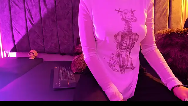 Snapshot of Rowan_Mills chatting on 10-03-25, 08:28 Rowan Mills online show from 10-03-25, 08:28