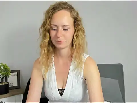 Snapshot of LyraHotty chatting on 09-11-25, 03:34 LyraHotty online show from 09-11-25, 03:34