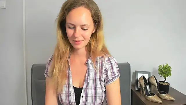 Snapshot of LyraHotty chatting on 09-26-25, 04:22 LyraHotty online show from 09-26-25, 04:22