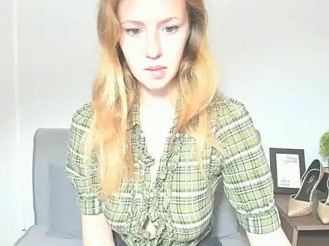 Snapshot of LyraHotty chatting on 10-18-25, 04:26 LyraHotty online show from 10-18-25, 04:26