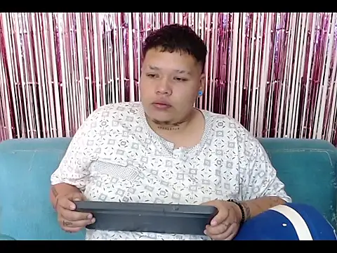 Snapshot of Yulian_bigclit7 chatting on 12-03-25, 12:47 Yulian bigclit7 online show from 12-03-25, 12:47