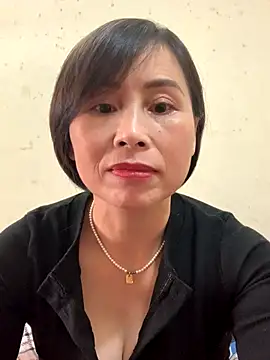 Hello Linchii online show from 10-17-25, 04:26