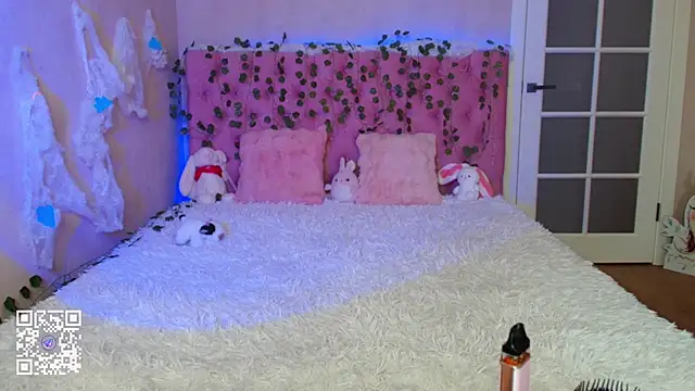 Snapshot of Pink_Lila18 chatting on 02-13-26, 01:23 Pink Lila18 online show from 02-13-26, 01:23