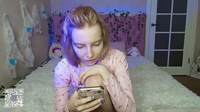 Snapshot of Pink_Lila18 chatting on 02-16-26, 01:02 Pink Lila18 online show from 02-16-26, 01:02