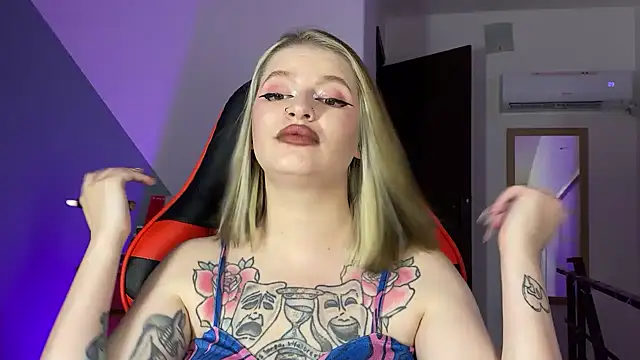 Snapshot of Mia_Kamp chatting on 09-21-25, 04:52 Mia Kamp online show from 09-21-25, 04:52