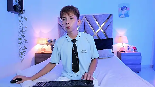 Snapshot of Hyunjin_Son chatting on 10-24-25, 10:50 Hyunjin Son online show from 10-24-25, 10:50