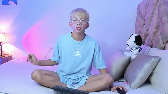 Snapshot of Hyunjin_Son chatting on 01-14-26, 03:28 Hyunjin Son online show from 01-14-26, 03:28