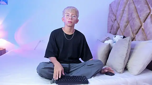 Snapshot of Hyunjin_Son chatting on 01-15-26, 07:50 Hyunjin Son online show from 01-15-26, 07:50