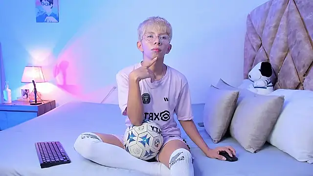 Snapshot of Hyunjin_Son chatting on 01-19-26, 04:33 Hyunjin Son online show from 01-19-26, 04:33