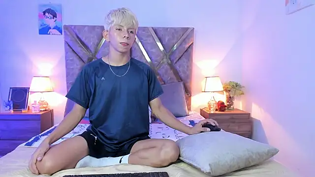 Snapshot of Hyunjin_Son chatting on 02-16-26, 04:36 Hyunjin Son online show from 02-16-26, 04:36