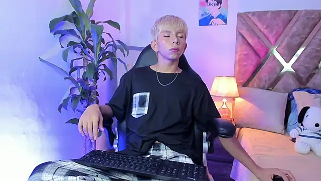 Snapshot of Hyunjin_Son chatting on 02-17-26, 08:37 Hyunjin Son online show from 02-17-26, 08:37