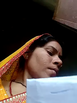 Snapshot of Idhika_Handoo chatting on 09-12-25, 10:48 Idhika Handoo online show from 09-12-25, 10:48