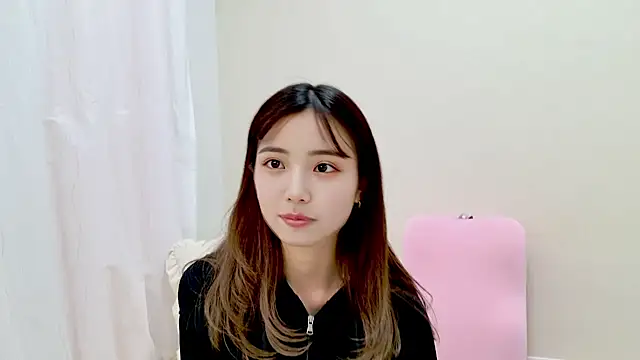 Snapshot of -yuina-23 chatting on 10-24-25, 04:25 -yuina-23 online show from 10-24-25, 04:25