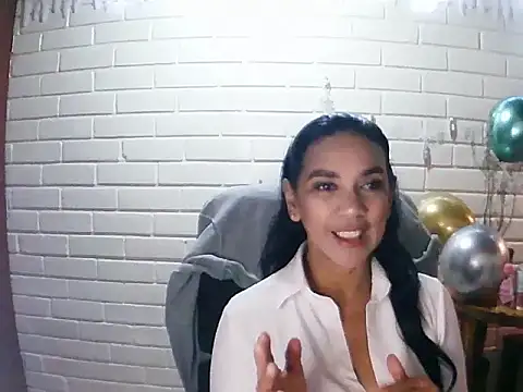 Snapshot of MiiaVelasquez chatting on 11-21-25, 04:11 MiiaVelasquez online show from 11-21-25, 04:11