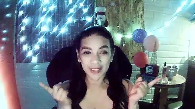 Snapshot of MiiaVelasquez chatting on 12-14-25, 05:13 MiiaVelasquez online show from 12-14-25, 05:13