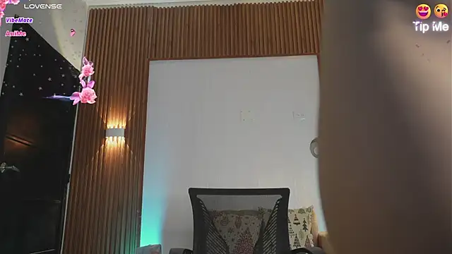 Snapshot of Roxybeautyy chatting on 10-17-25, 11:29 Roxybeautyy online show from 10-17-25, 11:29