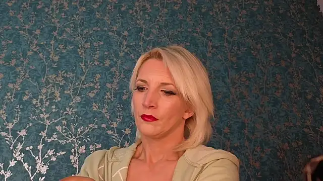 Snapshot of SereneXX chatting on 10-11-25, 06:01 SereneXX online show from 10-11-25, 06:01