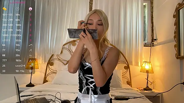 LezlieGreet online show from 11-21-25, 04:22