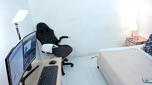 Snapshot of cloemorwen chatting on 11-11-25, 09:48 cloemorwen online show from 11-11-25, 09:48