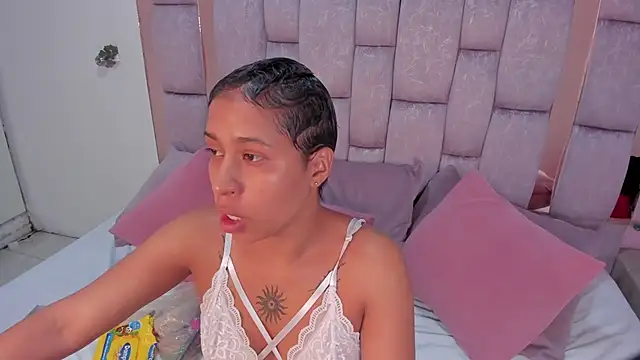 Snapshot of cloemorwen chatting on 12-15-25, 10:03 cloemorwen online show from 12-15-25, 10:03